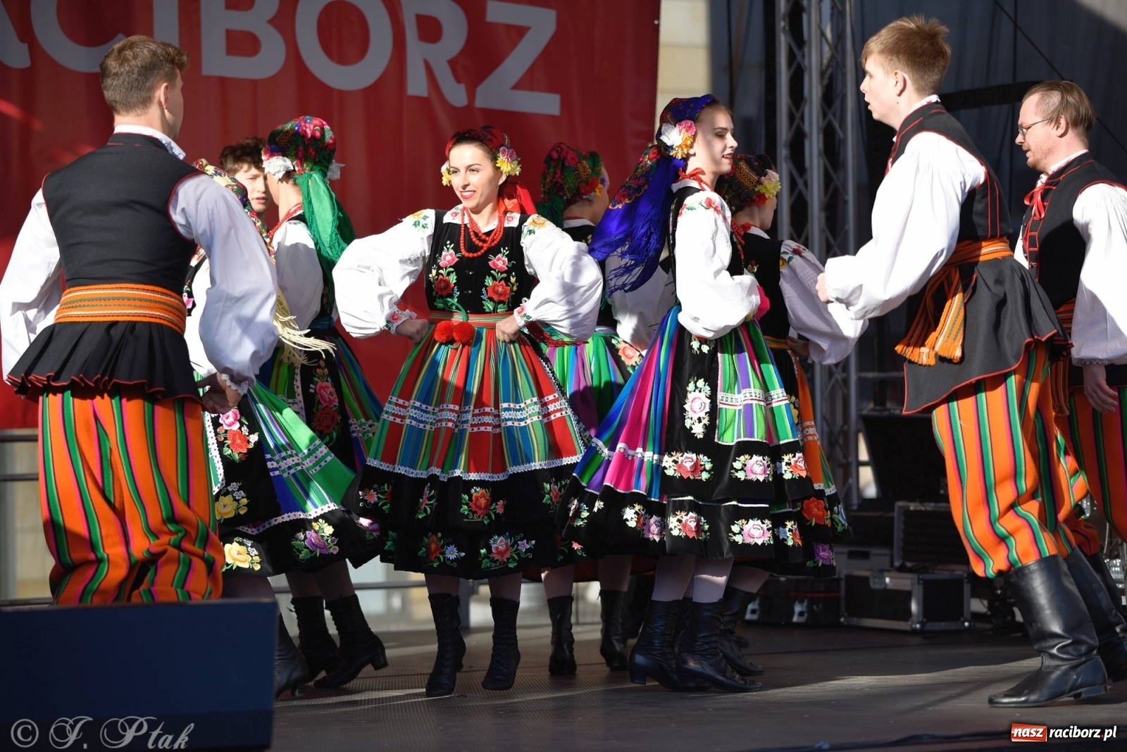 Zdjęcie w galerii na portalu naszraciborz.pl: Muzyczno-taneczne popołudnie na raciborskim Rynku wiadomości z regionu