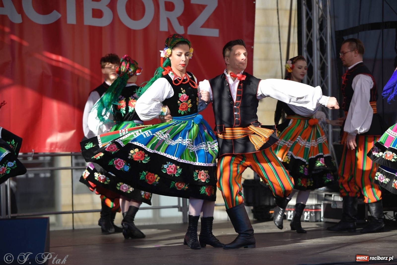 Zdjęcie w galerii na portalu naszraciborz.pl: Muzyczno-taneczne popołudnie na raciborskim Rynku wiadomości z regionu