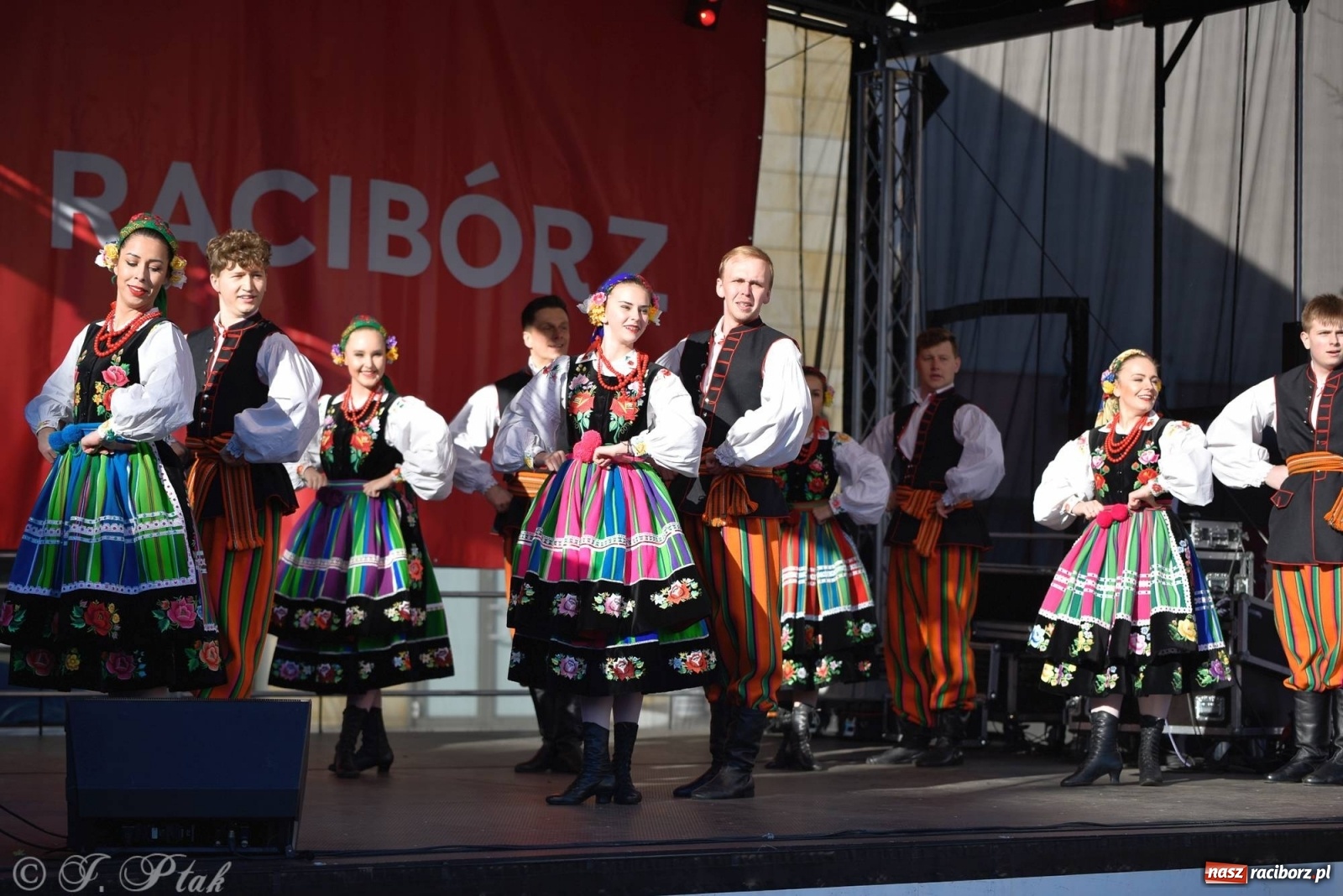 Zdjęcie w galerii na portalu naszraciborz.pl: Muzyczno-taneczne popołudnie na raciborskim Rynku wiadomości z regionu