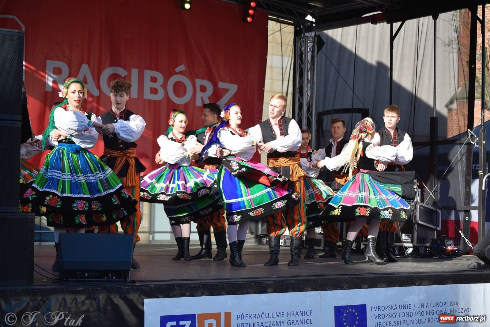 Zdjęcie w galerii na portalu naszraciborz.pl: Muzyczno-taneczne popołudnie na raciborskim Rynku wiadomości z regionu