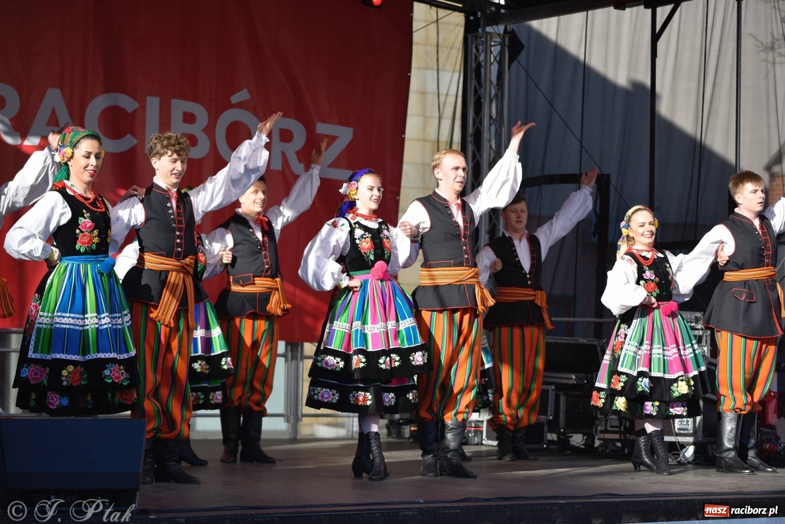 Zdjęcie w galerii na portalu naszraciborz.pl: Muzyczno-taneczne popołudnie na raciborskim Rynku wiadomości z regionu