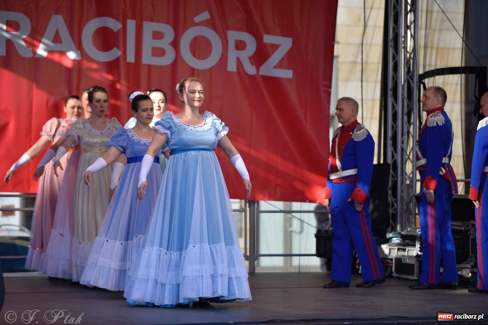 Zdjęcie w galerii na portalu naszraciborz.pl: Muzyczno-taneczne popołudnie na raciborskim Rynku wiadomości z regionu