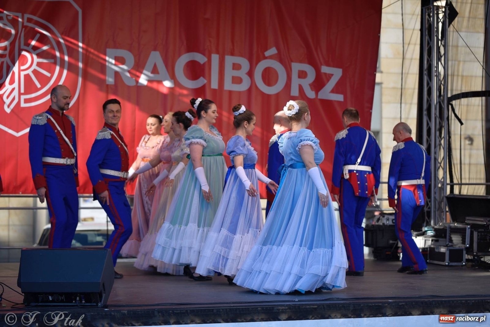 Zdjęcie w galerii na portalu naszraciborz.pl: Muzyczno-taneczne popołudnie na raciborskim Rynku wiadomości z regionu