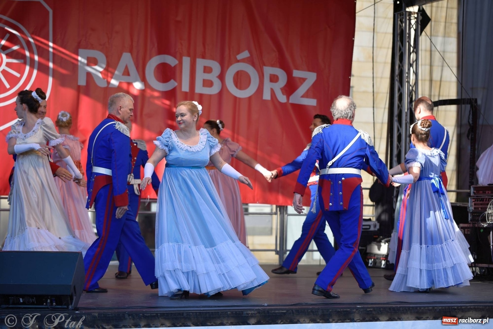 Zdjęcie w galerii na portalu naszraciborz.pl: Muzyczno-taneczne popołudnie na raciborskim Rynku wiadomości z regionu