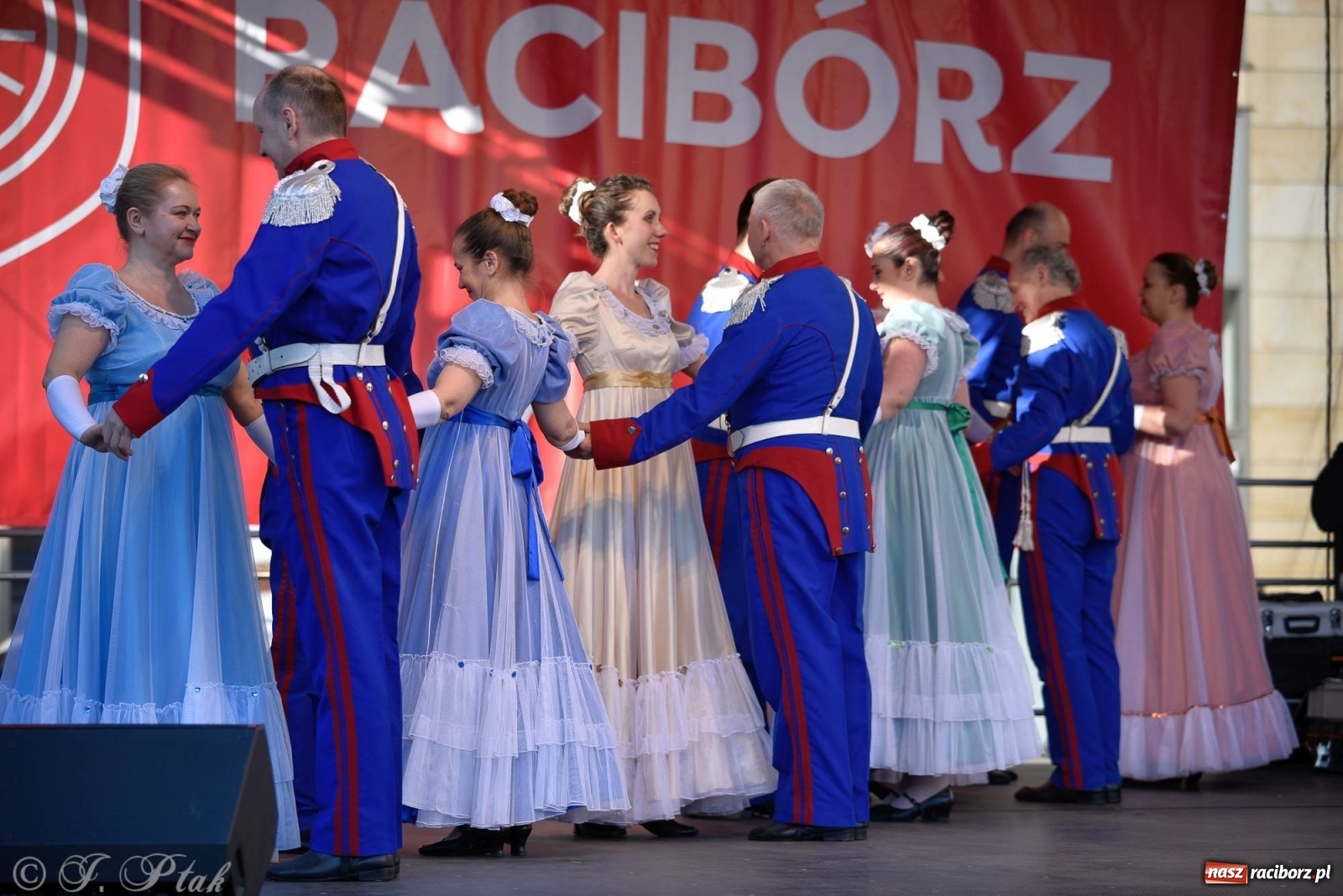 Zdjęcie w galerii na portalu naszraciborz.pl: Muzyczno-taneczne popołudnie na raciborskim Rynku wiadomości z regionu