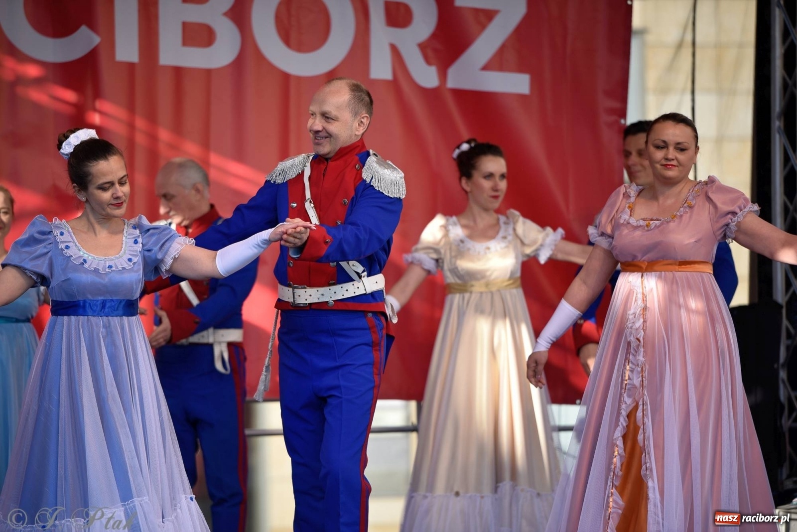 Zdjęcie w galerii na portalu naszraciborz.pl: Muzyczno-taneczne popołudnie na raciborskim Rynku wiadomości z regionu