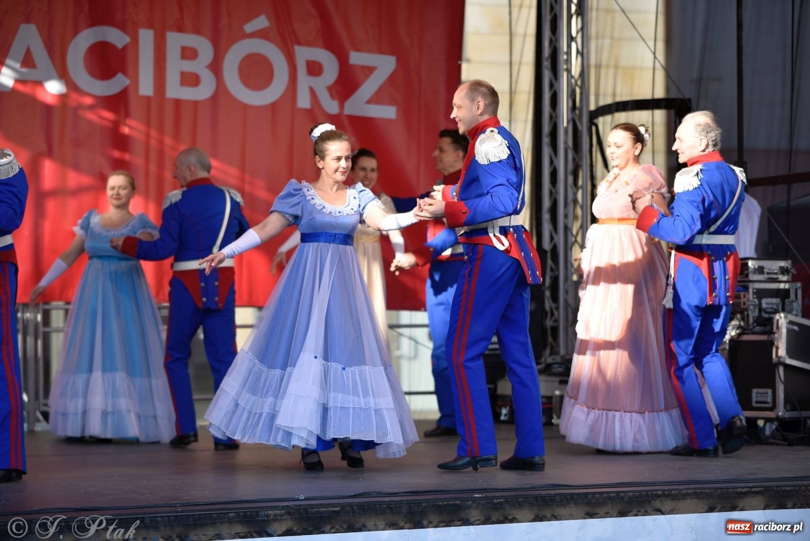 Zdjęcie w galerii na portalu naszraciborz.pl: Muzyczno-taneczne popołudnie na raciborskim Rynku wiadomości z regionu