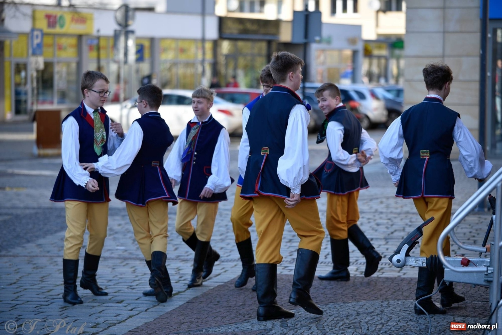 Zdjęcie w galerii na portalu naszraciborz.pl: Muzyczno-taneczne popołudnie na raciborskim Rynku wiadomości z regionu