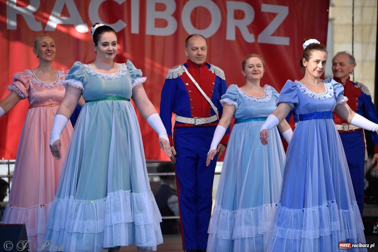 Zdjęcie w galerii na portalu naszraciborz.pl: Muzyczno-taneczne popołudnie na raciborskim Rynku wiadomości z regionu