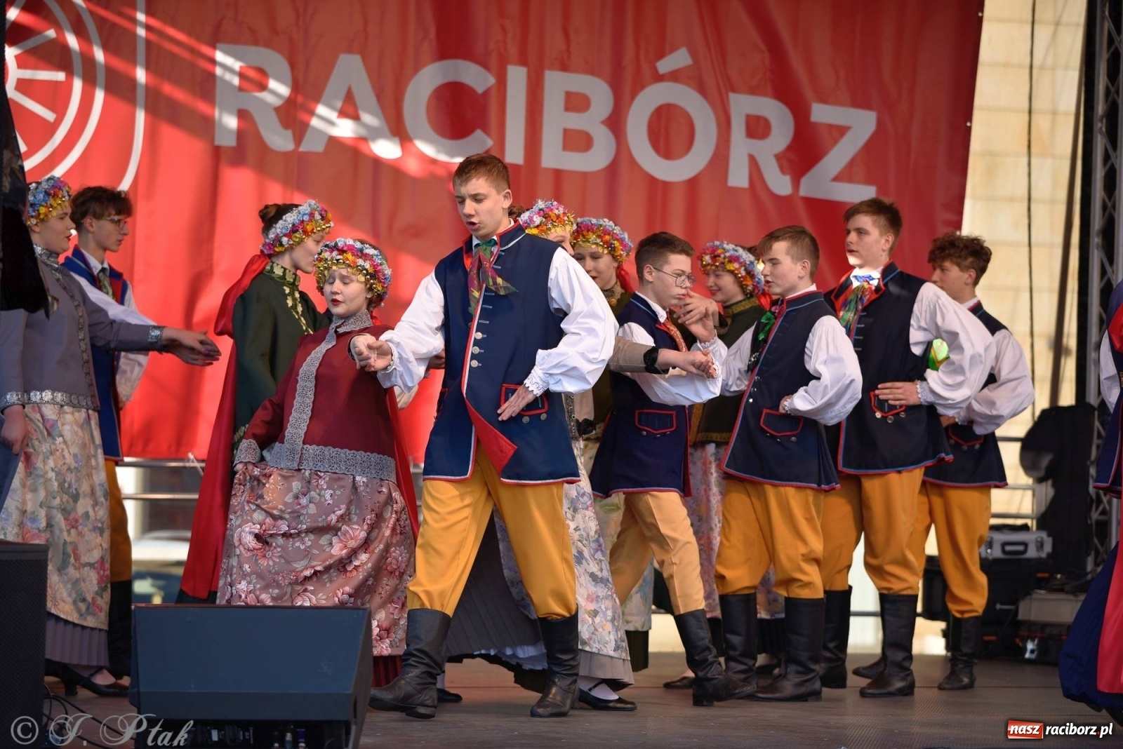 Zdjęcie w galerii na portalu naszraciborz.pl: Muzyczno-taneczne popołudnie na raciborskim Rynku wiadomości z regionu