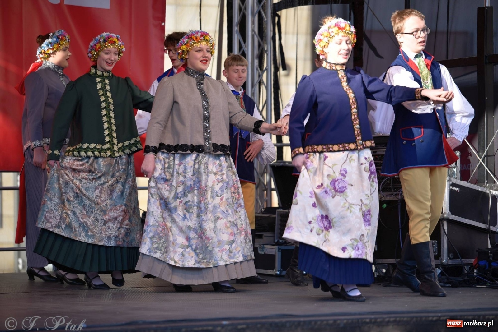 Zdjęcie w galerii na portalu naszraciborz.pl: Muzyczno-taneczne popołudnie na raciborskim Rynku wiadomości z regionu