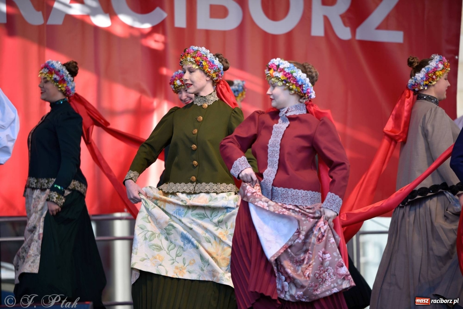 Zdjęcie w galerii na portalu naszraciborz.pl: Muzyczno-taneczne popołudnie na raciborskim Rynku wiadomości z regionu