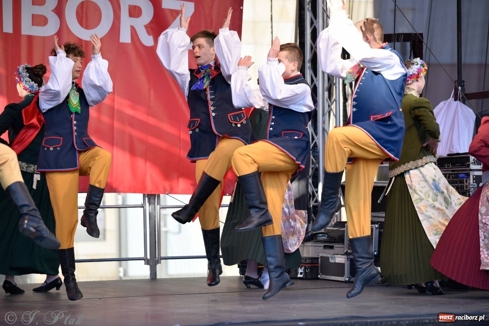 Zdjęcie w galerii na portalu naszraciborz.pl: Muzyczno-taneczne popołudnie na raciborskim Rynku wiadomości z regionu