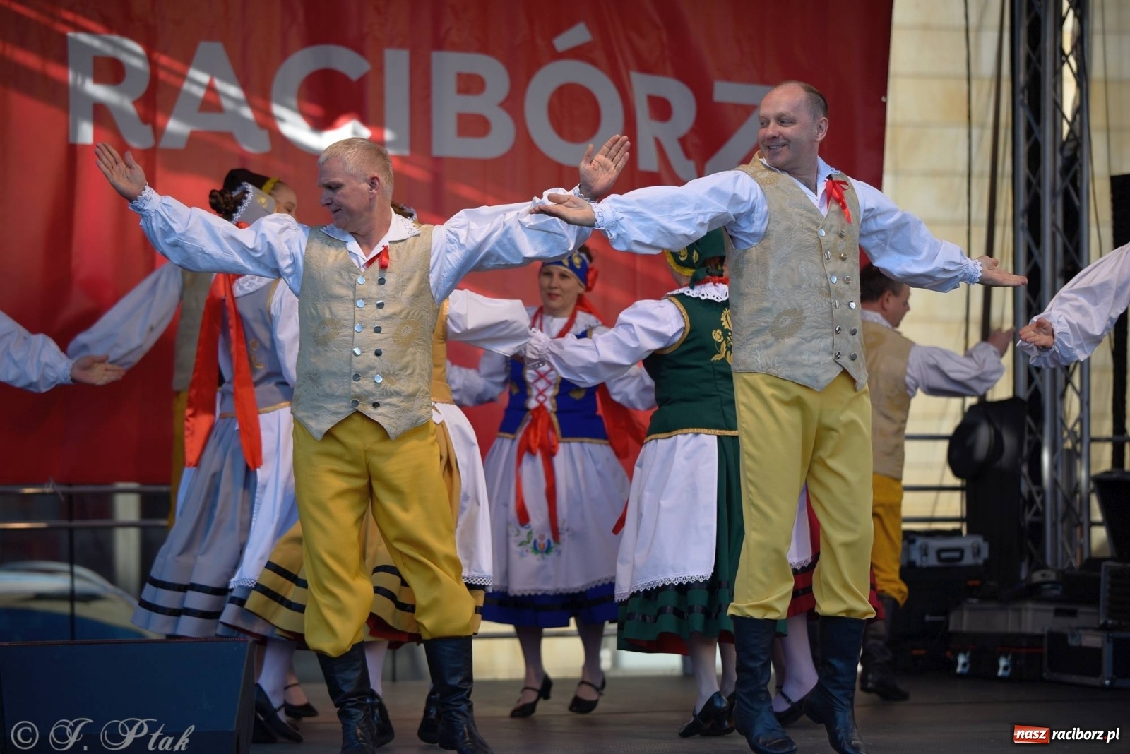 Zdjęcie w galerii na portalu naszraciborz.pl: Muzyczno-taneczne popołudnie na raciborskim Rynku wiadomości z regionu