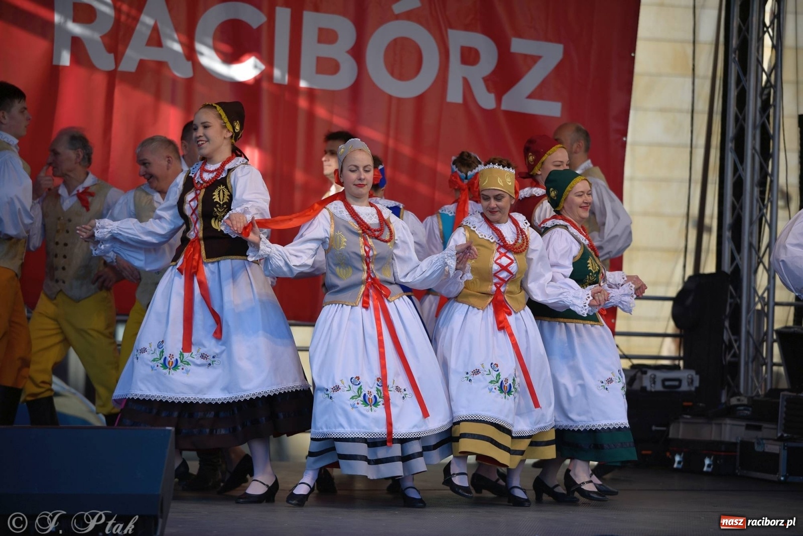 Zdjęcie w galerii na portalu naszraciborz.pl: Muzyczno-taneczne popołudnie na raciborskim Rynku wiadomości z regionu