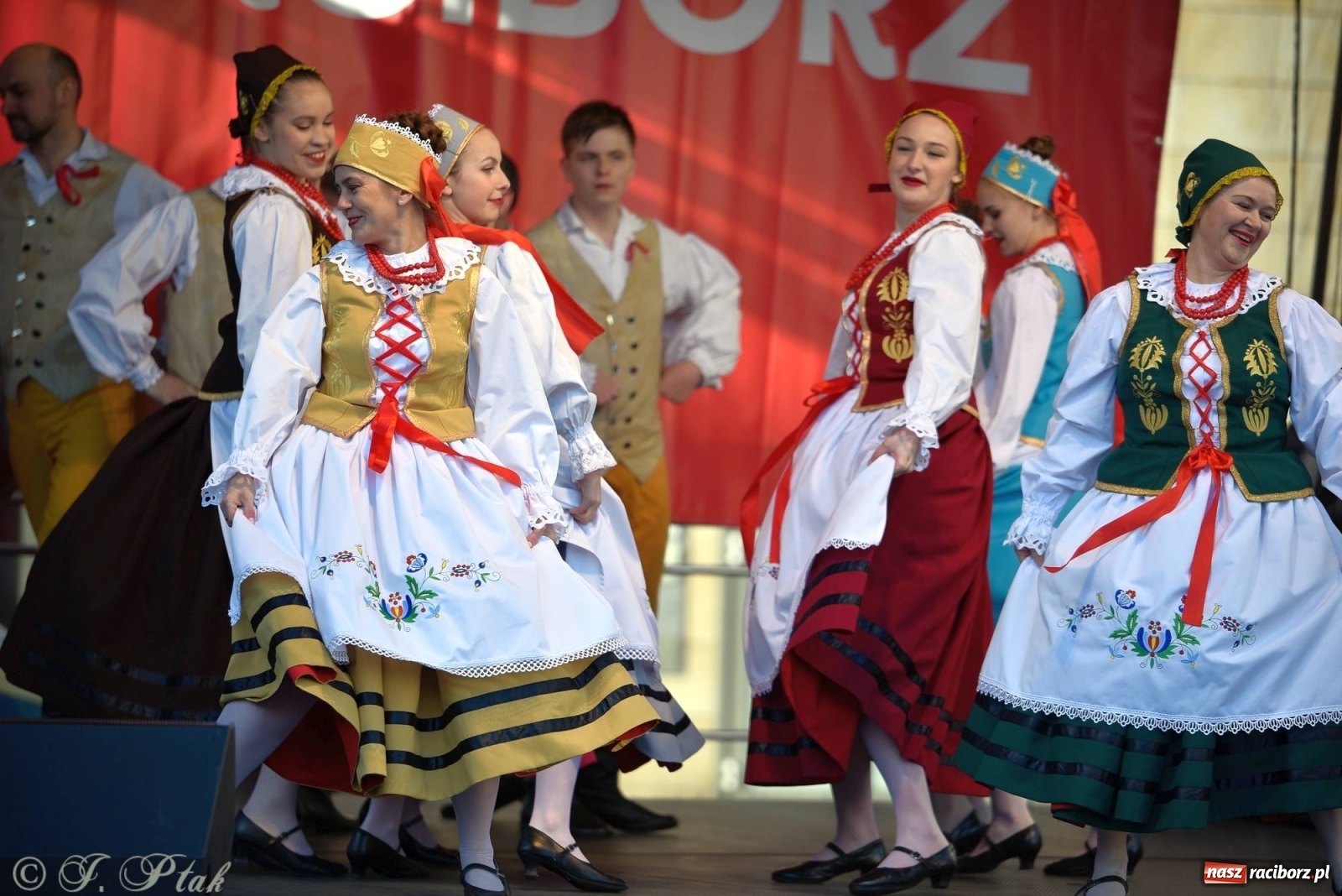 Zdjęcie w galerii na portalu naszraciborz.pl: Muzyczno-taneczne popołudnie na raciborskim Rynku wiadomości z regionu