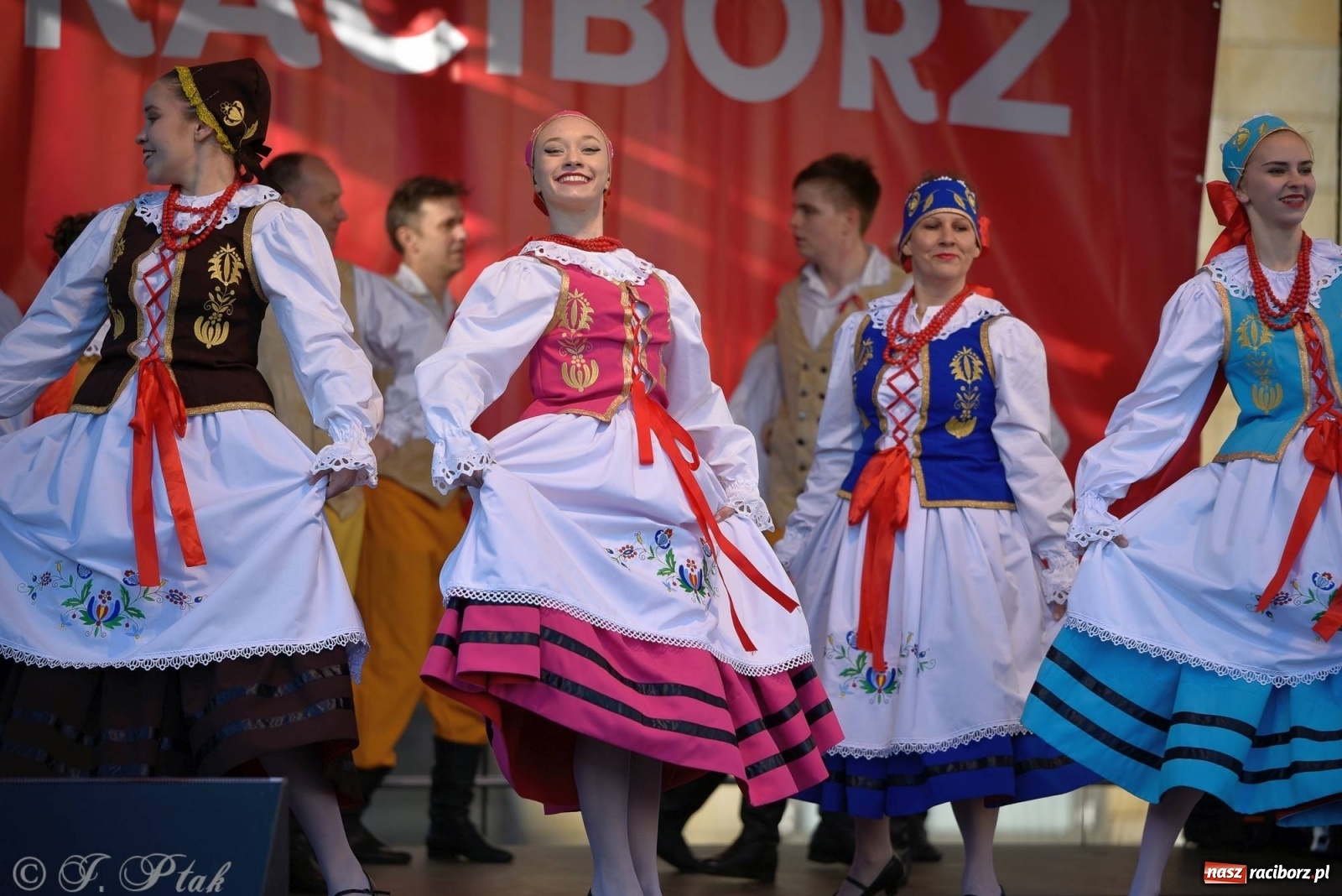 Zdjęcie w galerii na portalu naszraciborz.pl: Muzyczno-taneczne popołudnie na raciborskim Rynku wiadomości z regionu