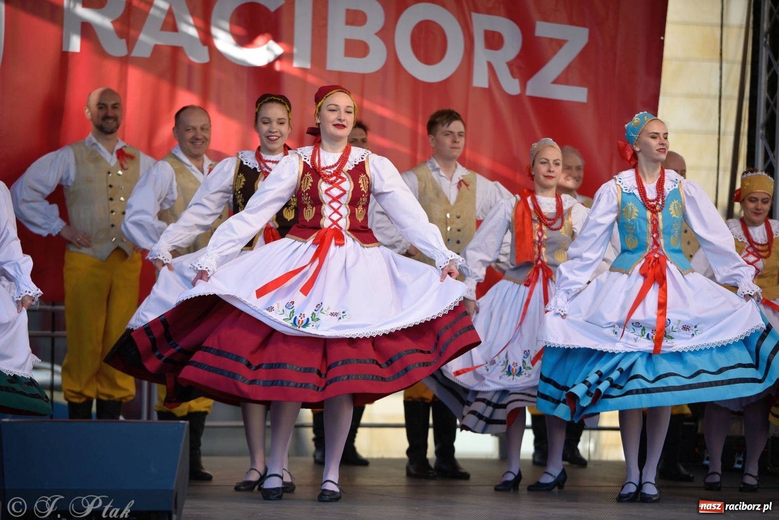 Zdjęcie w galerii na portalu naszraciborz.pl: Muzyczno-taneczne popołudnie na raciborskim Rynku wiadomości z regionu