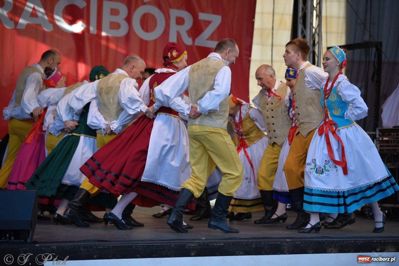 Zdjęcie w galerii na portalu naszraciborz.pl: Muzyczno-taneczne popołudnie na raciborskim Rynku wiadomości z regionu