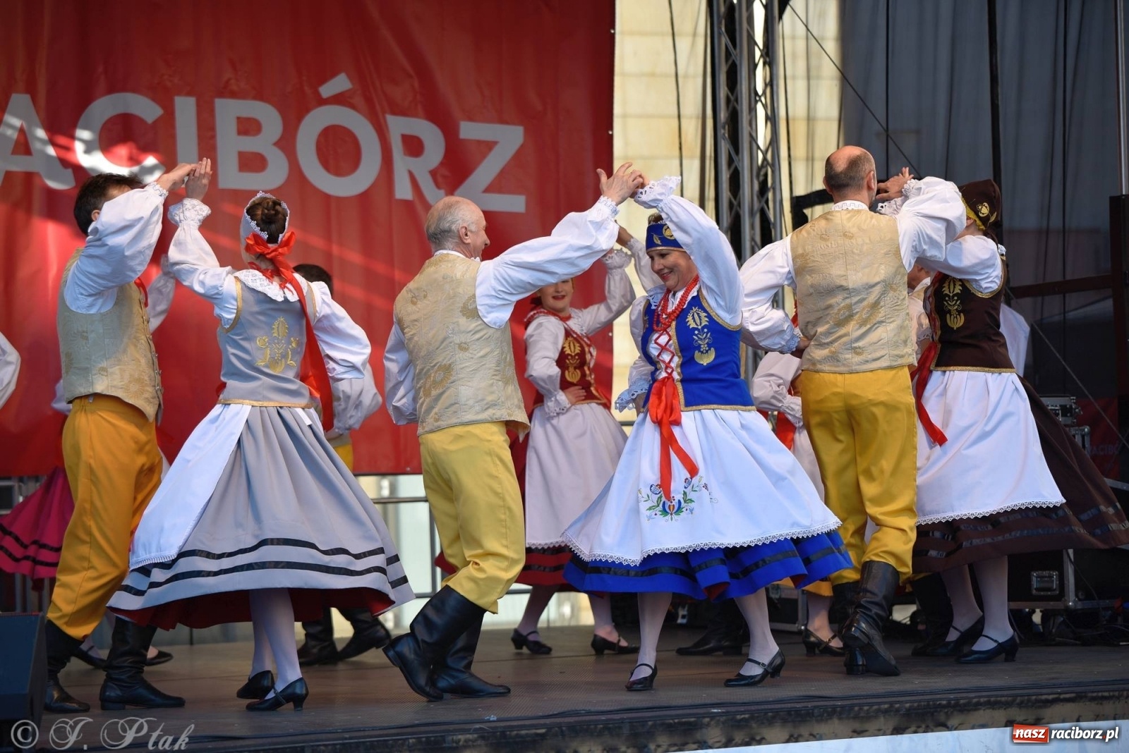 Zdjęcie w galerii na portalu naszraciborz.pl: Muzyczno-taneczne popołudnie na raciborskim Rynku wiadomości z regionu