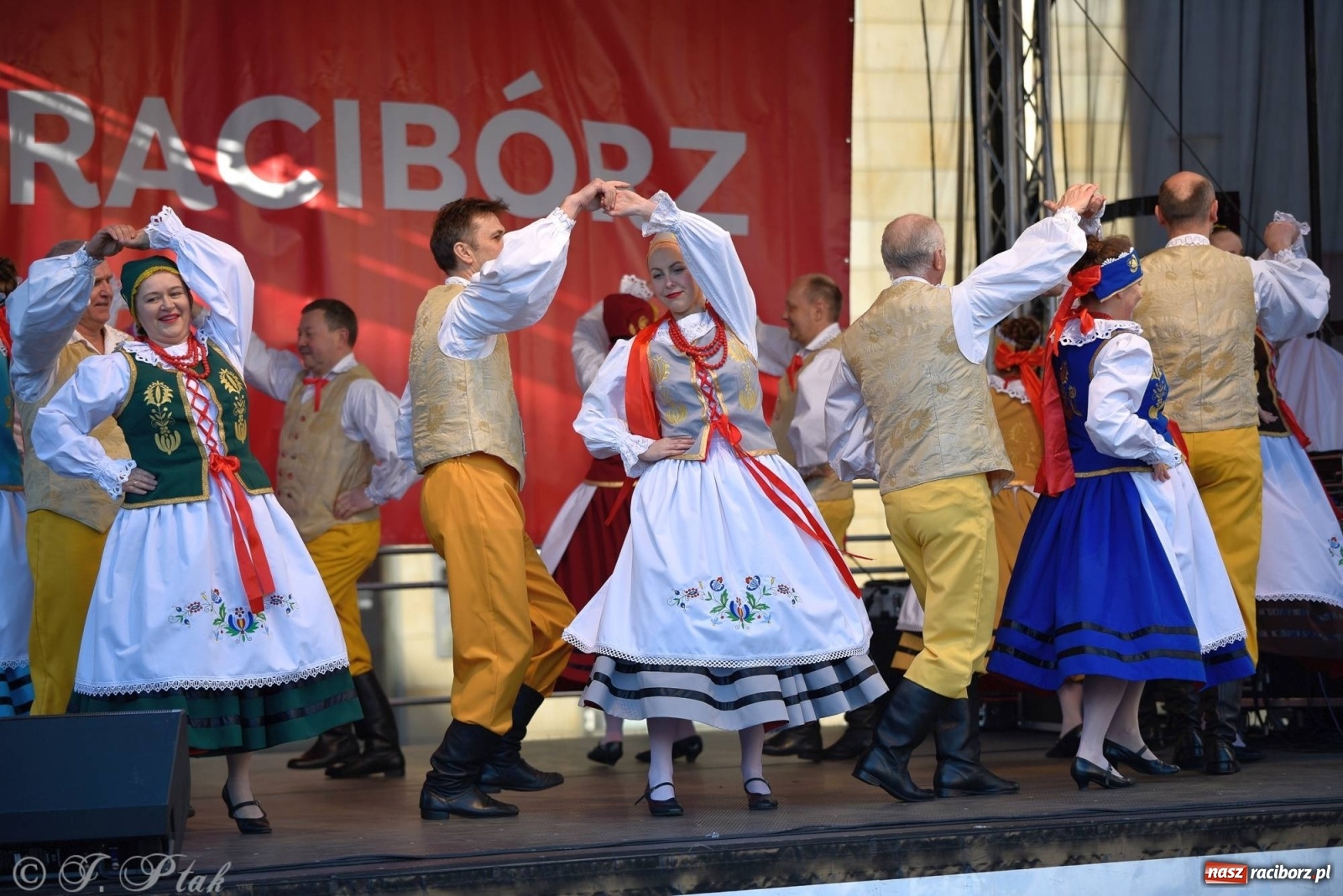 Zdjęcie w galerii na portalu naszraciborz.pl: Muzyczno-taneczne popołudnie na raciborskim Rynku wiadomości z regionu