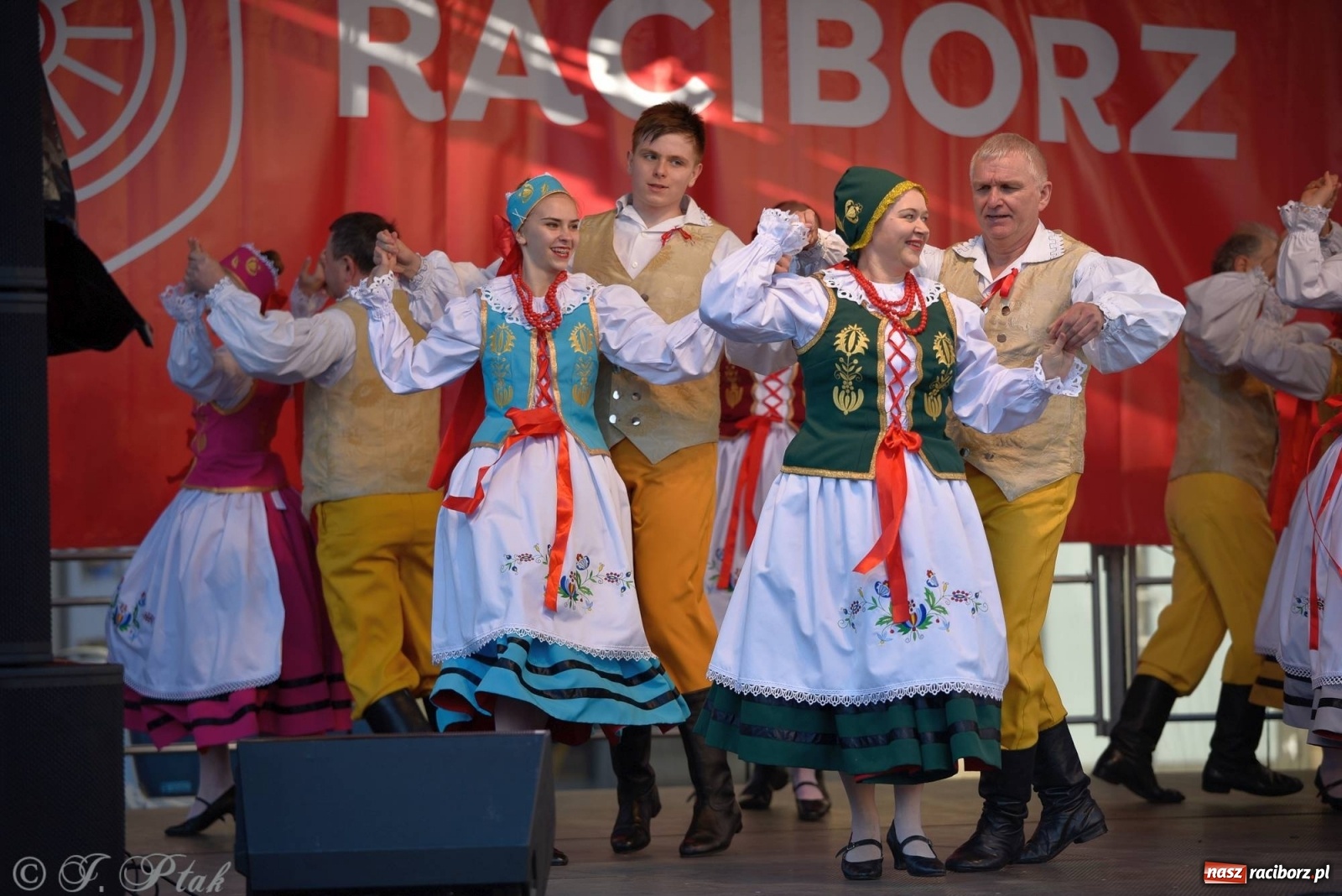 Zdjęcie w galerii na portalu naszraciborz.pl: Muzyczno-taneczne popołudnie na raciborskim Rynku wiadomości z regionu
