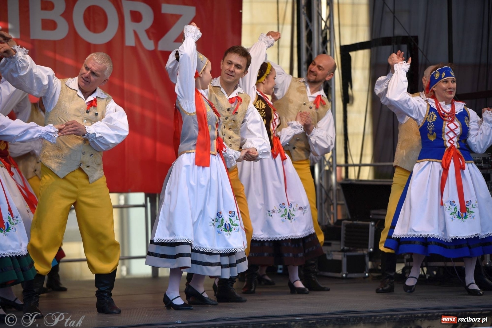 Zdjęcie w galerii na portalu naszraciborz.pl: Muzyczno-taneczne popołudnie na raciborskim Rynku wiadomości z regionu