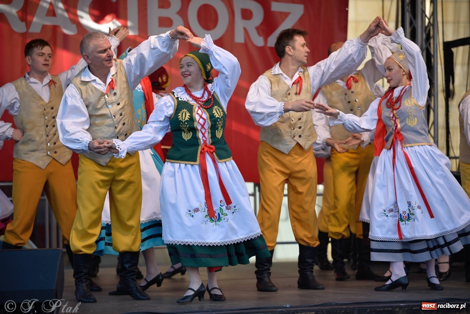 Zdjęcie w galerii na portalu naszraciborz.pl: Muzyczno-taneczne popołudnie na raciborskim Rynku wiadomości z regionu