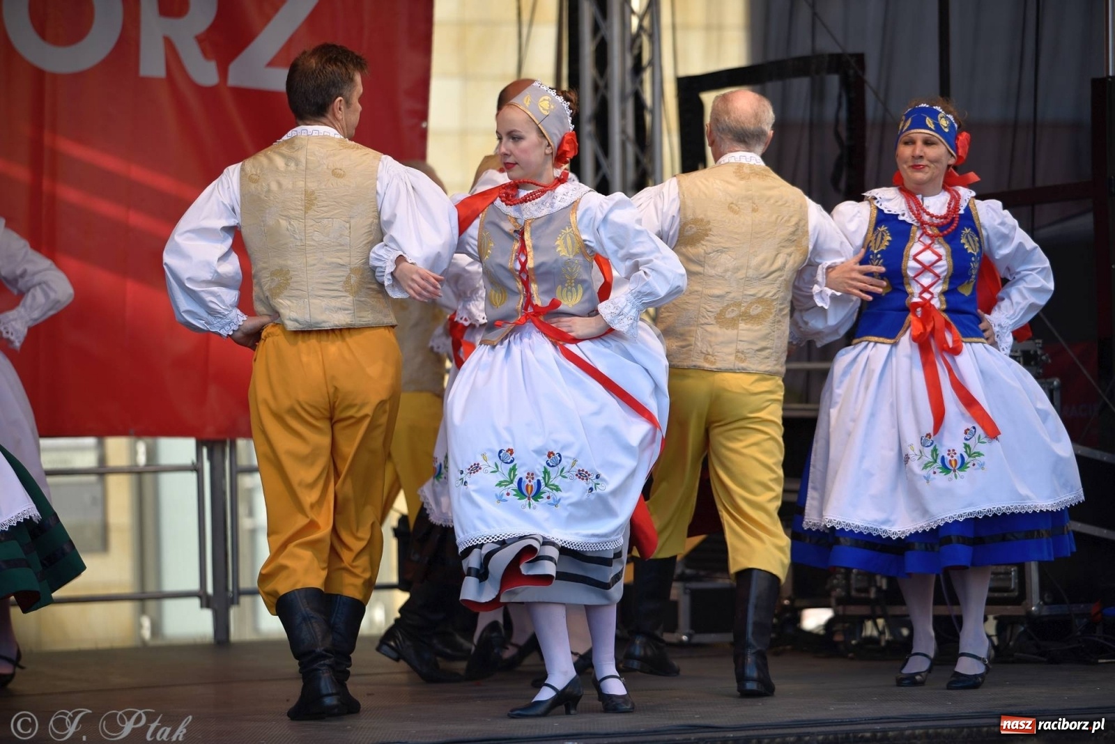 Zdjęcie w galerii na portalu naszraciborz.pl: Muzyczno-taneczne popołudnie na raciborskim Rynku wiadomości z regionu