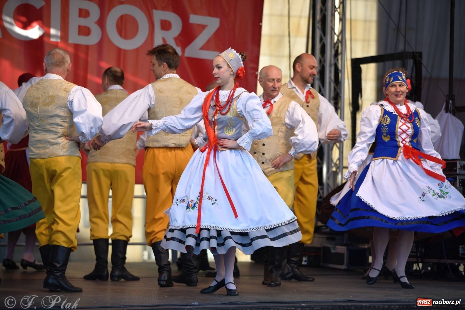 Zdjęcie w galerii na portalu naszraciborz.pl: Muzyczno-taneczne popołudnie na raciborskim Rynku wiadomości z regionu