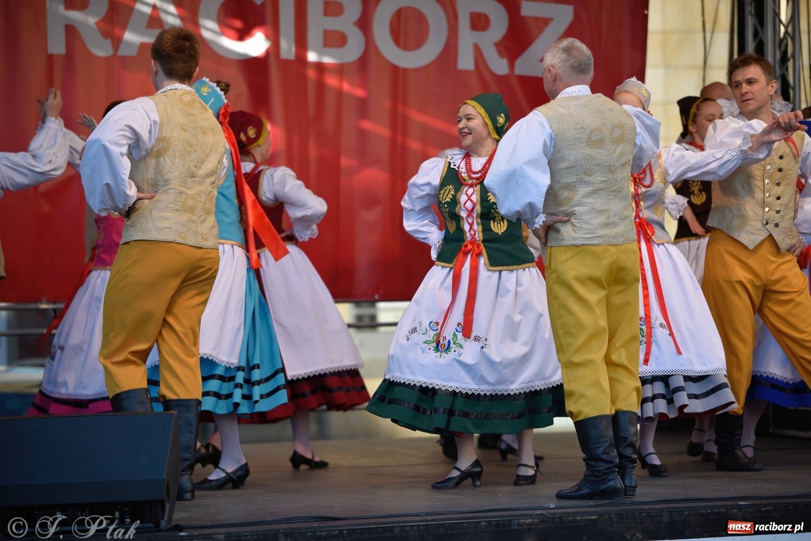 Zdjęcie w galerii na portalu naszraciborz.pl: Muzyczno-taneczne popołudnie na raciborskim Rynku wiadomości z regionu