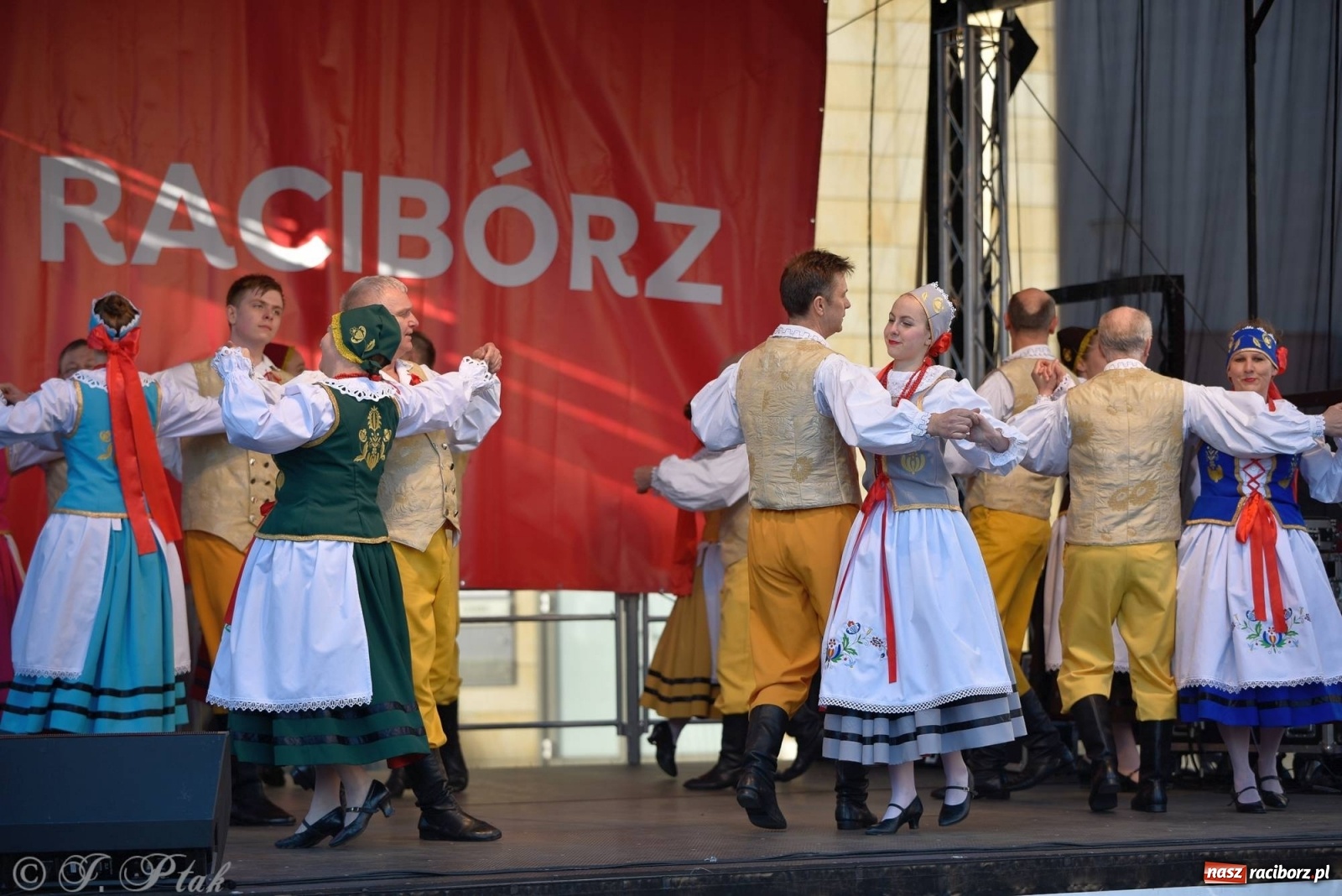 Zdjęcie w galerii na portalu naszraciborz.pl: Muzyczno-taneczne popołudnie na raciborskim Rynku wiadomości z regionu