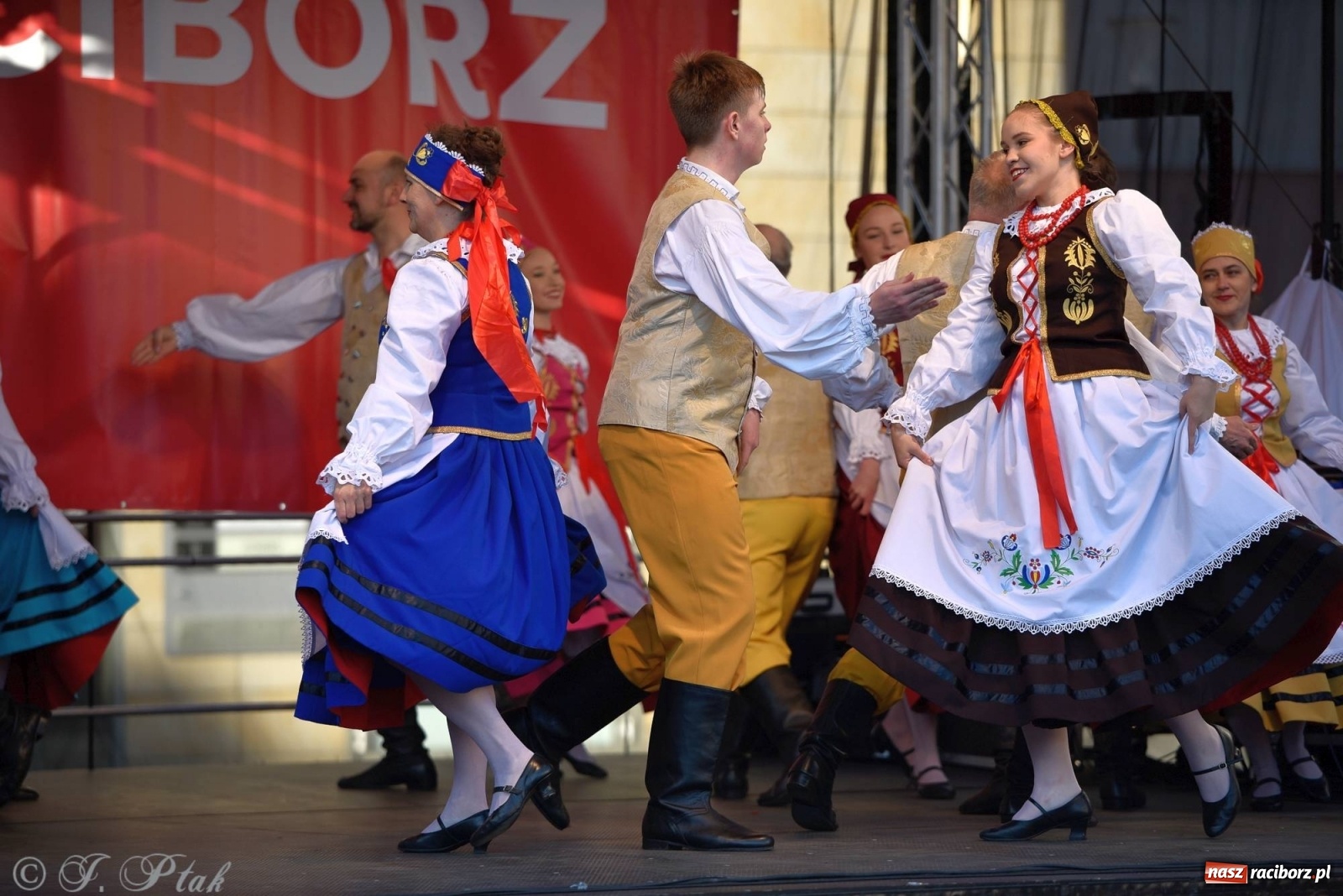 Zdjęcie w galerii na portalu naszraciborz.pl: Muzyczno-taneczne popołudnie na raciborskim Rynku wiadomości z regionu
