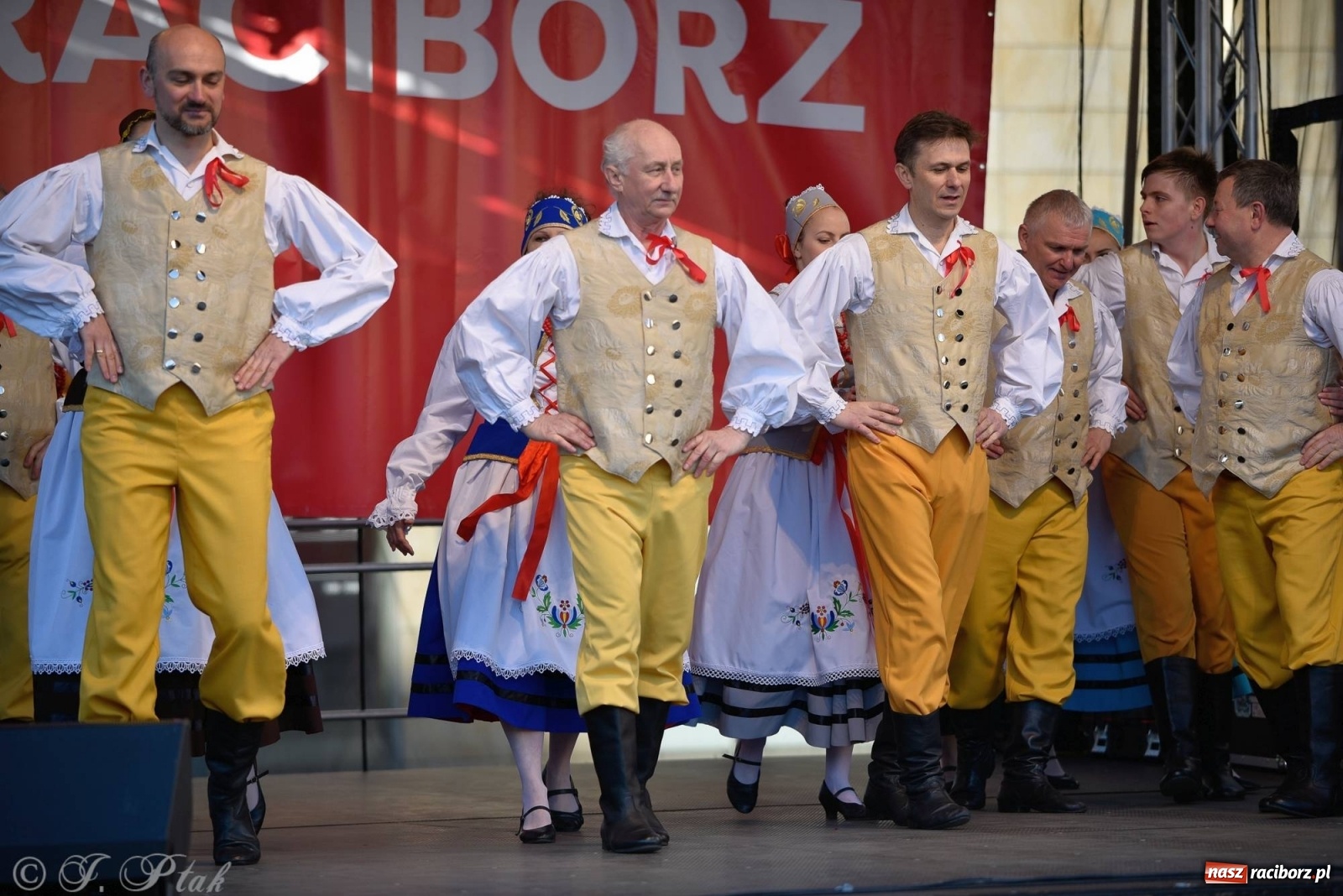 Zdjęcie w galerii na portalu naszraciborz.pl: Muzyczno-taneczne popołudnie na raciborskim Rynku wiadomości z regionu