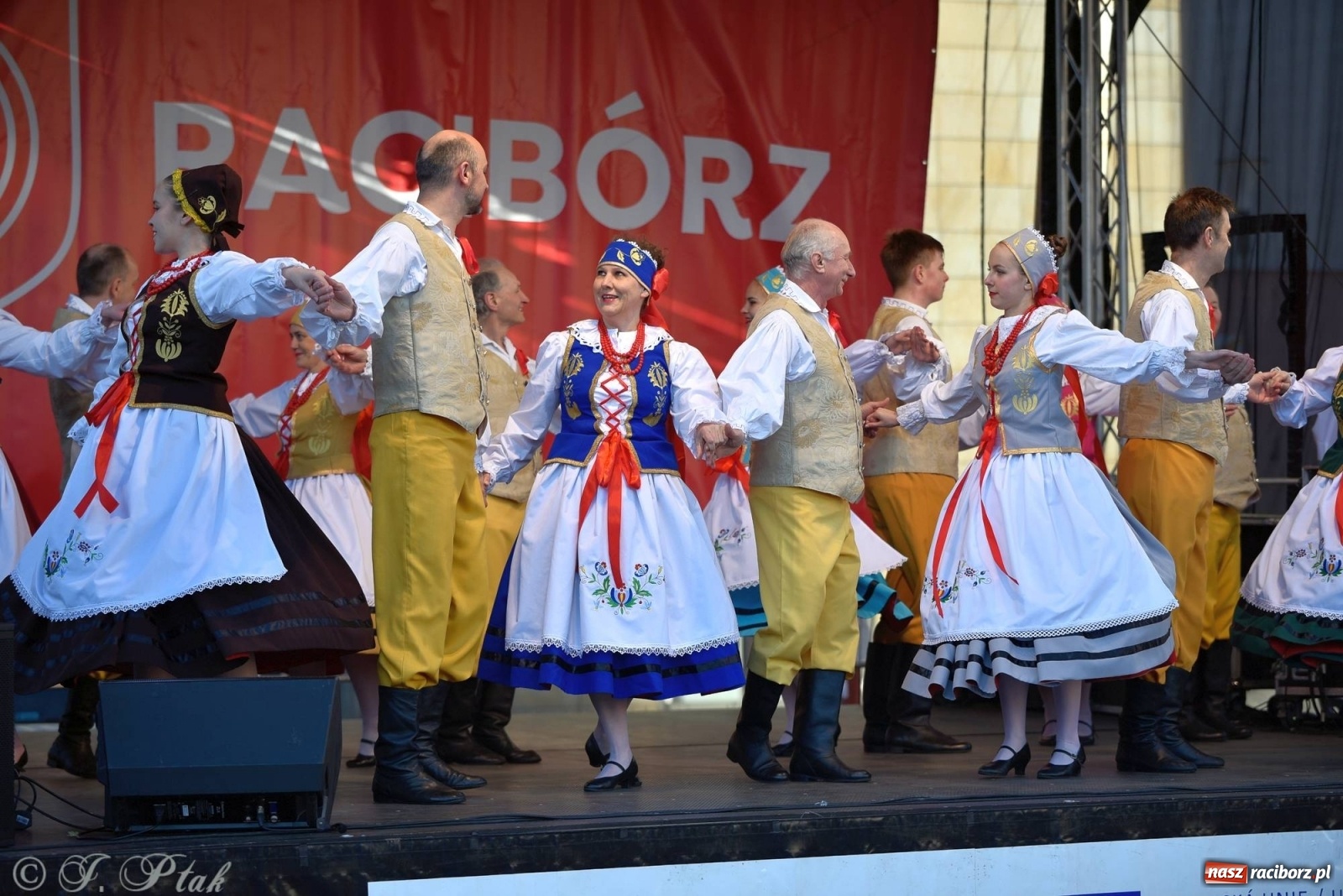 Zdjęcie w galerii na portalu naszraciborz.pl: Muzyczno-taneczne popołudnie na raciborskim Rynku wiadomości z regionu