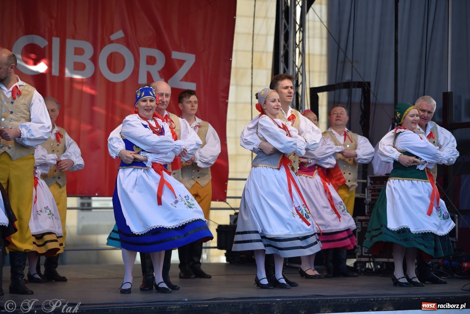 Zdjęcie w galerii na portalu naszraciborz.pl: Muzyczno-taneczne popołudnie na raciborskim Rynku wiadomości z regionu