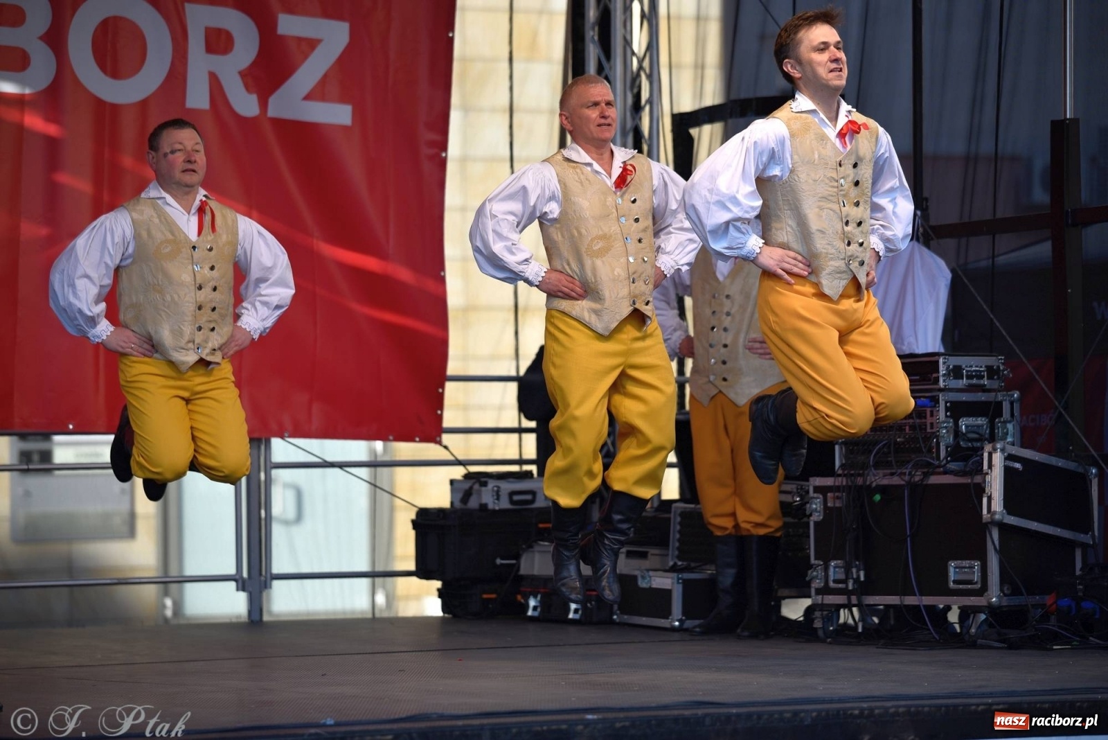 Zdjęcie w galerii na portalu naszraciborz.pl: Muzyczno-taneczne popołudnie na raciborskim Rynku wiadomości z regionu