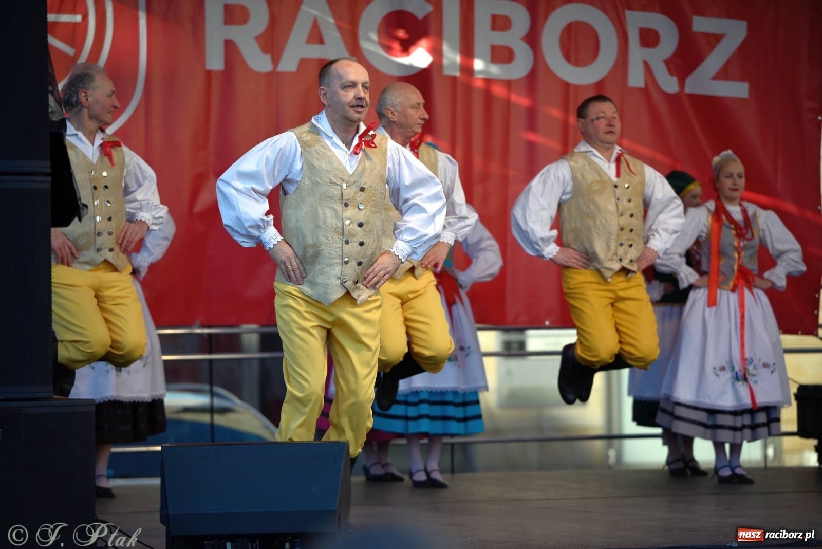 Zdjęcie w galerii na portalu naszraciborz.pl: Muzyczno-taneczne popołudnie na raciborskim Rynku wiadomości z regionu