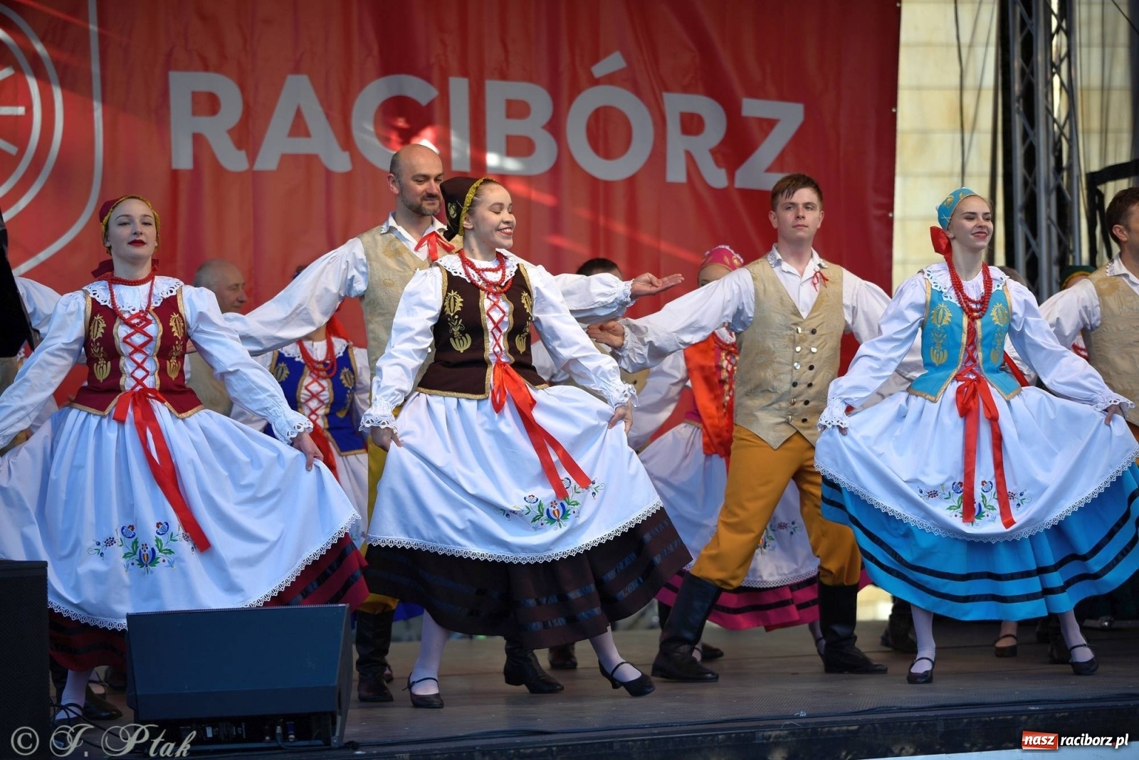 Zdjęcie w galerii na portalu naszraciborz.pl: Muzyczno-taneczne popołudnie na raciborskim Rynku wiadomości z regionu