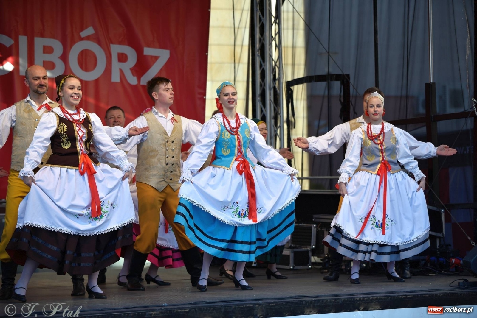 Zdjęcie w galerii na portalu naszraciborz.pl: Muzyczno-taneczne popołudnie na raciborskim Rynku wiadomości z regionu