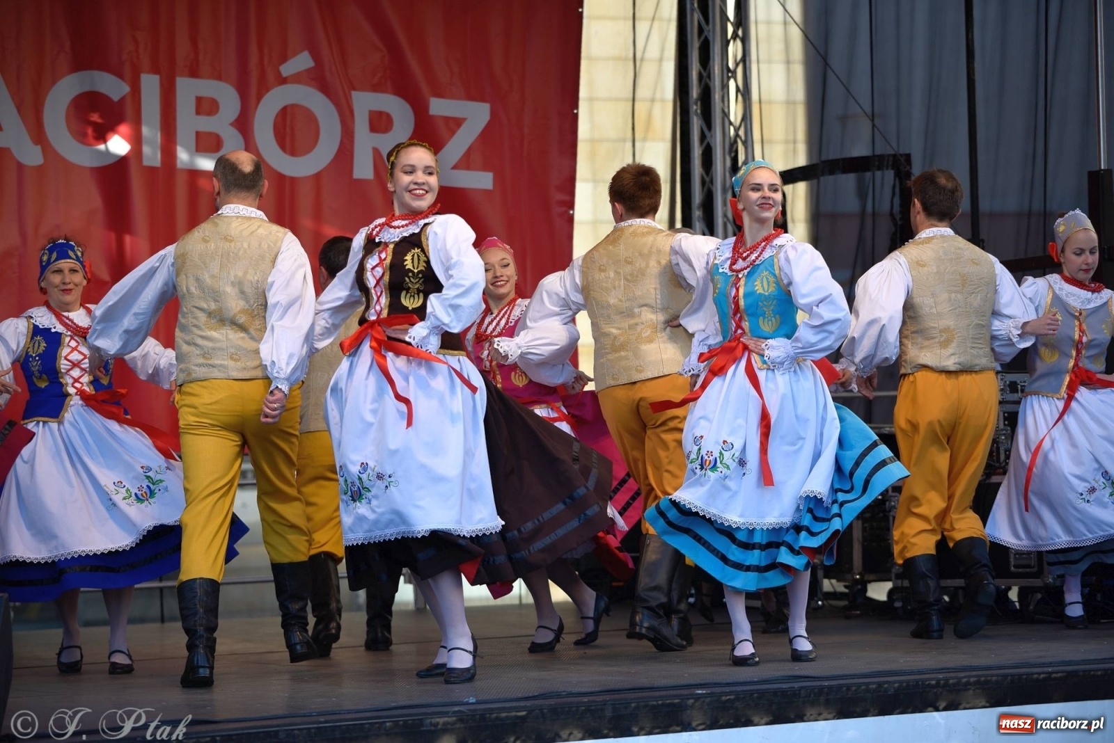 Zdjęcie w galerii na portalu naszraciborz.pl: Muzyczno-taneczne popołudnie na raciborskim Rynku wiadomości z regionu