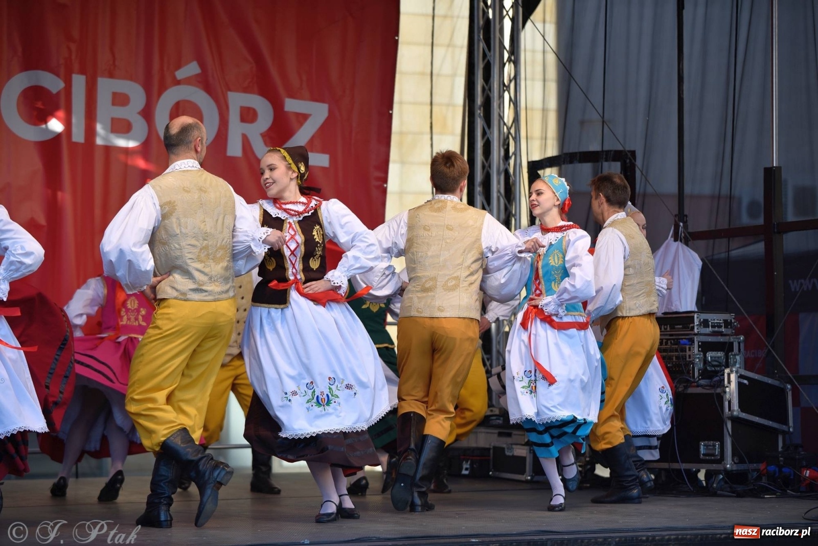 Zdjęcie w galerii na portalu naszraciborz.pl: Muzyczno-taneczne popołudnie na raciborskim Rynku wiadomości z regionu