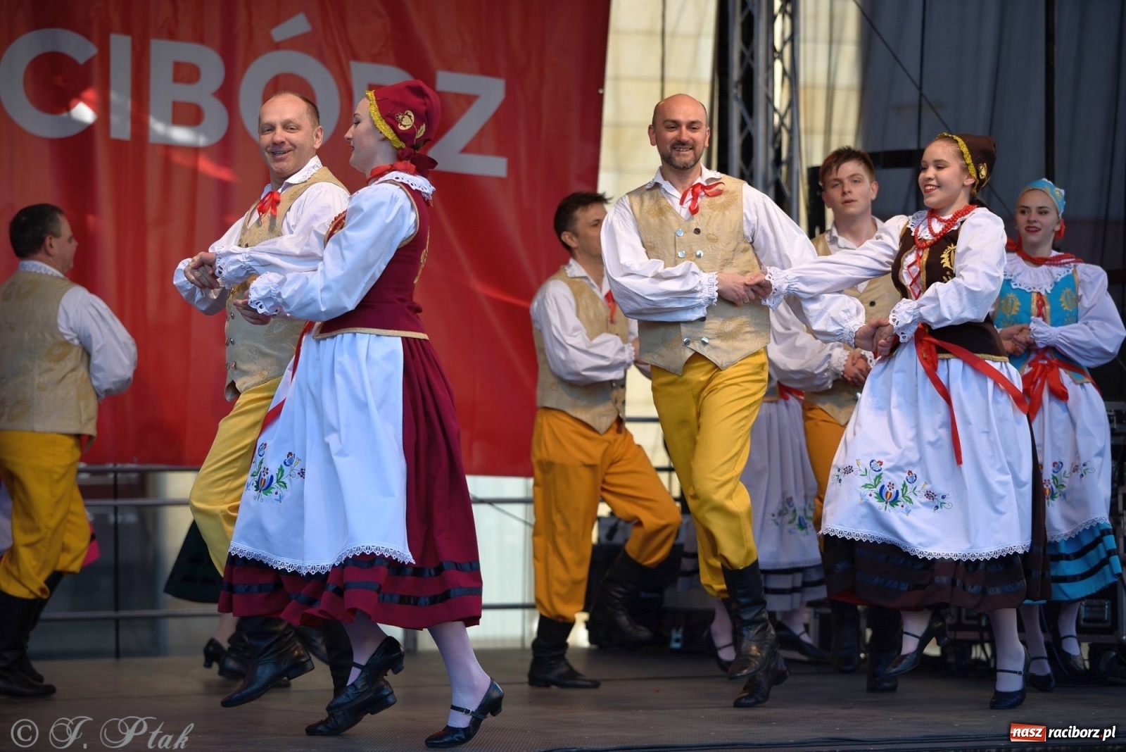 Zdjęcie w galerii na portalu naszraciborz.pl: Muzyczno-taneczne popołudnie na raciborskim Rynku wiadomości z regionu