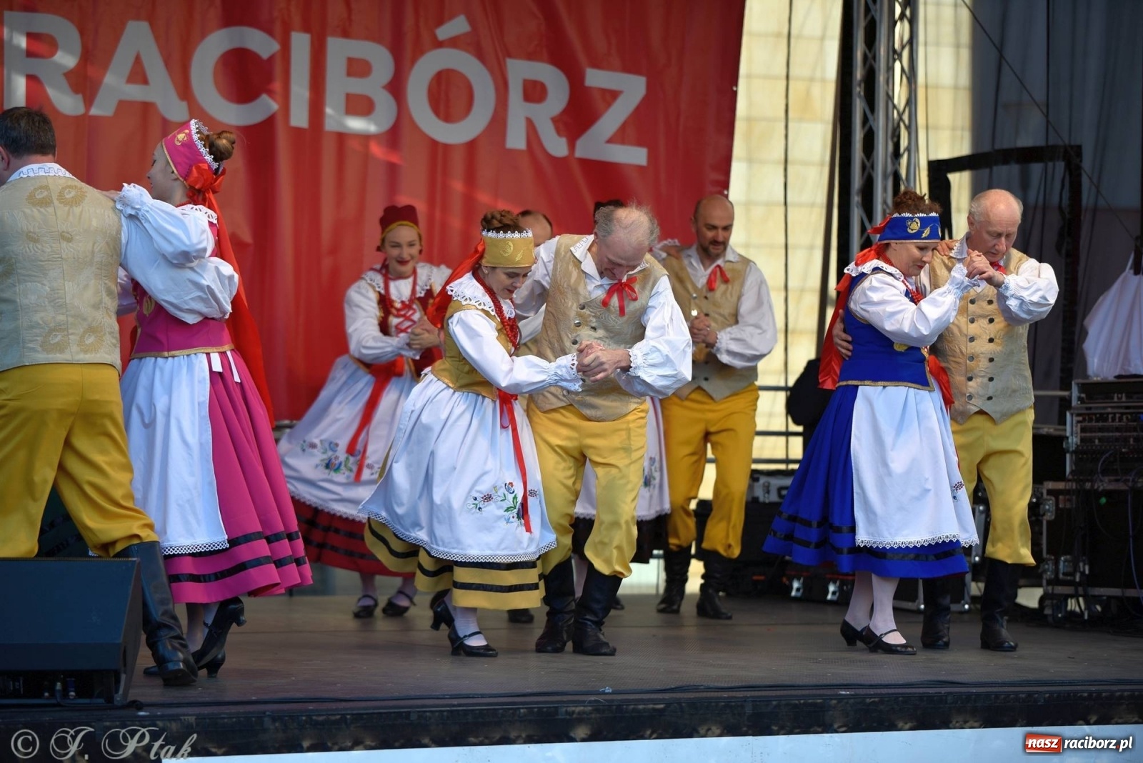 Zdjęcie w galerii na portalu naszraciborz.pl: Muzyczno-taneczne popołudnie na raciborskim Rynku wiadomości z regionu