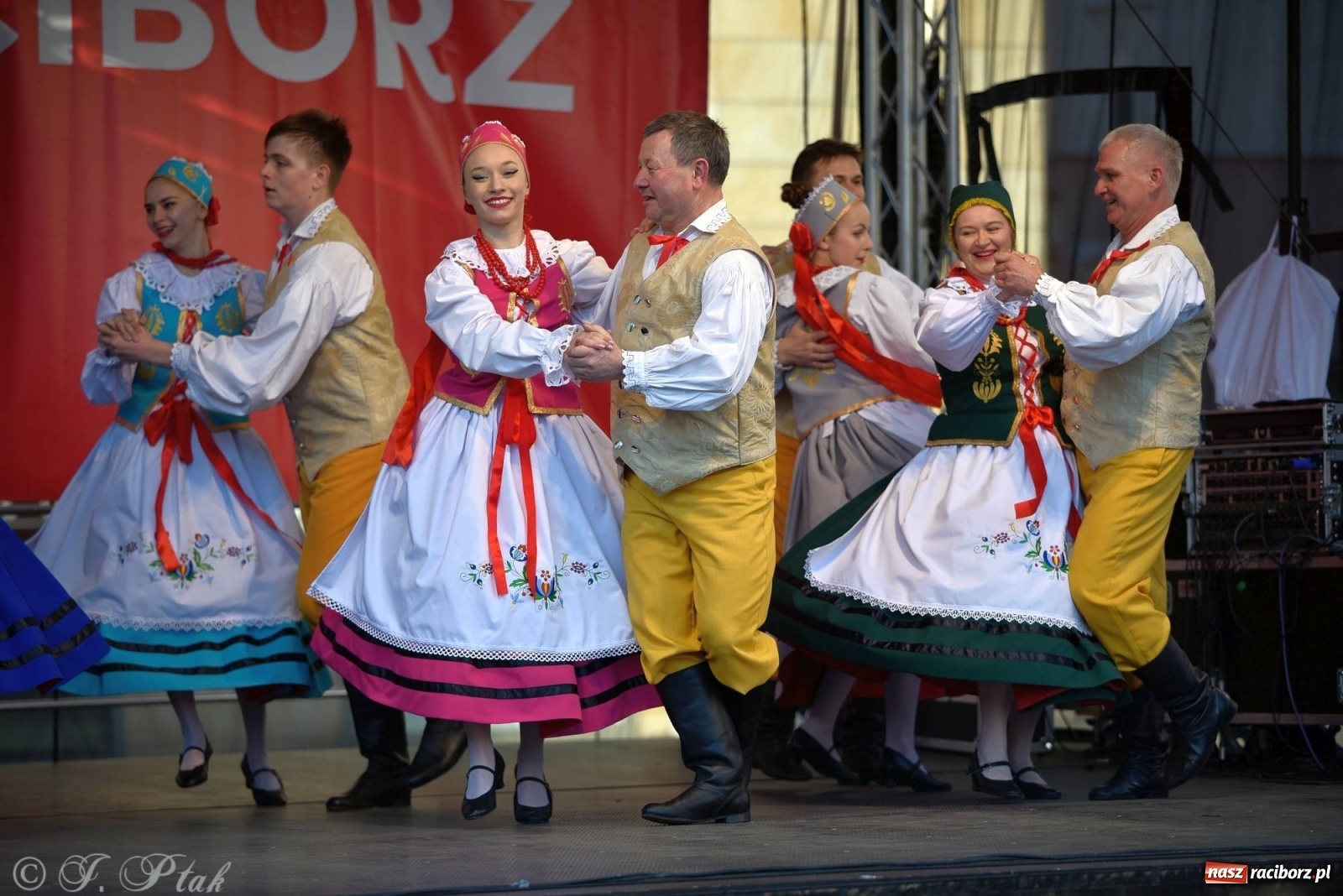 Zdjęcie w galerii na portalu naszraciborz.pl: Muzyczno-taneczne popołudnie na raciborskim Rynku wiadomości z regionu