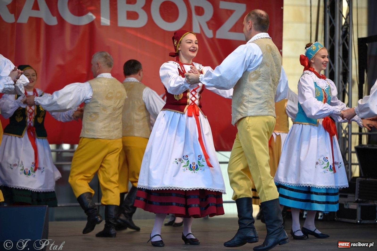 Zdjęcie w galerii na portalu naszraciborz.pl: Muzyczno-taneczne popołudnie na raciborskim Rynku wiadomości z regionu