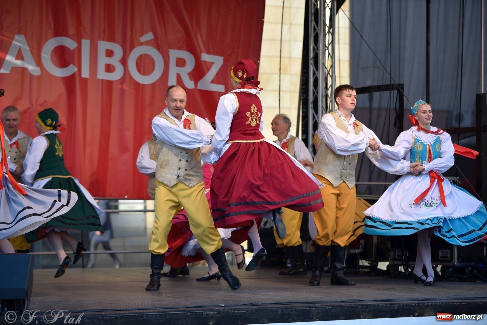Zdjęcie w galerii na portalu naszraciborz.pl: Muzyczno-taneczne popołudnie na raciborskim Rynku wiadomości z regionu