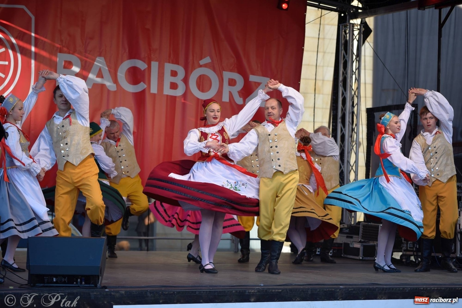 Zdjęcie w galerii na portalu naszraciborz.pl: Muzyczno-taneczne popołudnie na raciborskim Rynku wiadomości z regionu