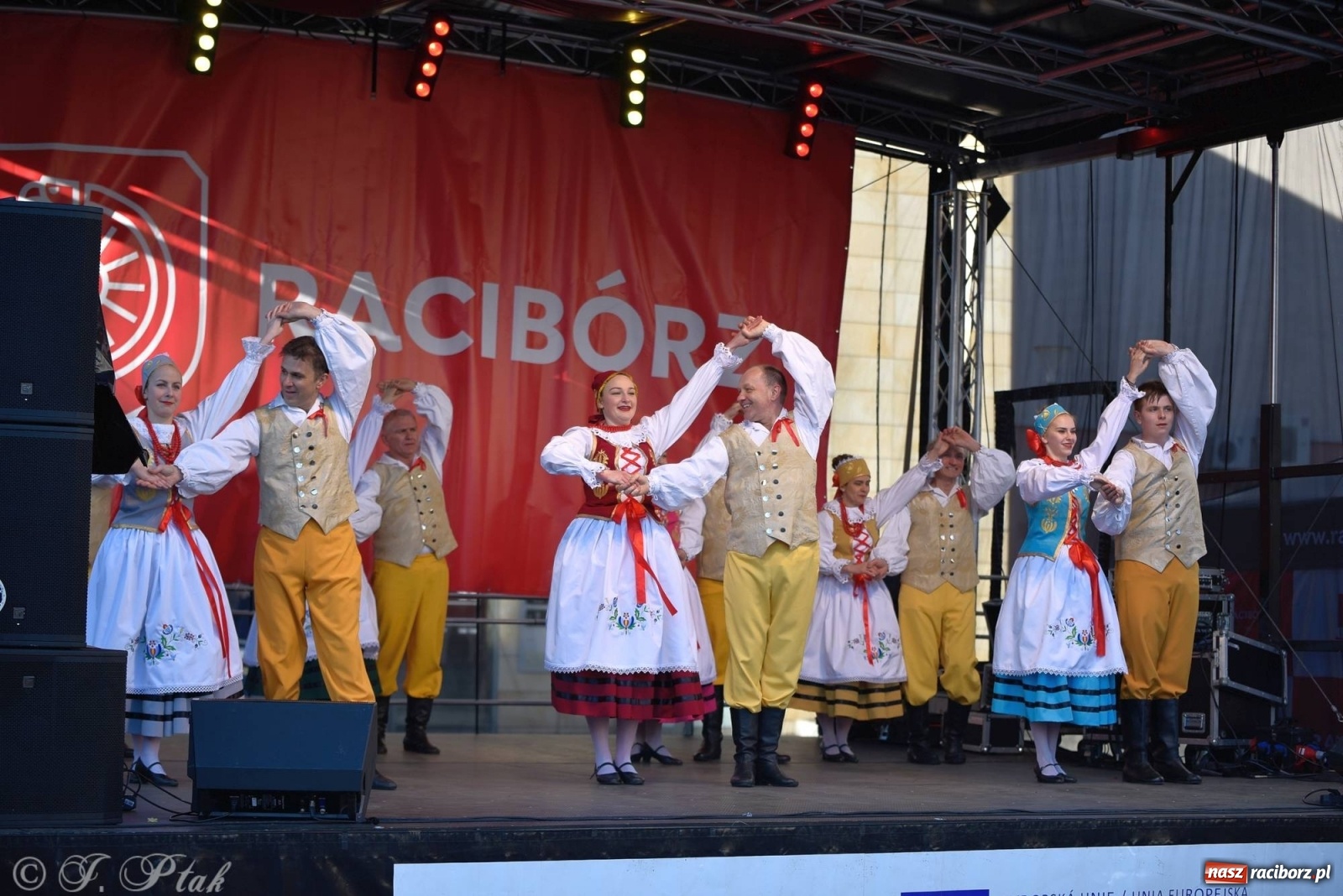 Zdjęcie w galerii na portalu naszraciborz.pl: Muzyczno-taneczne popołudnie na raciborskim Rynku wiadomości z regionu