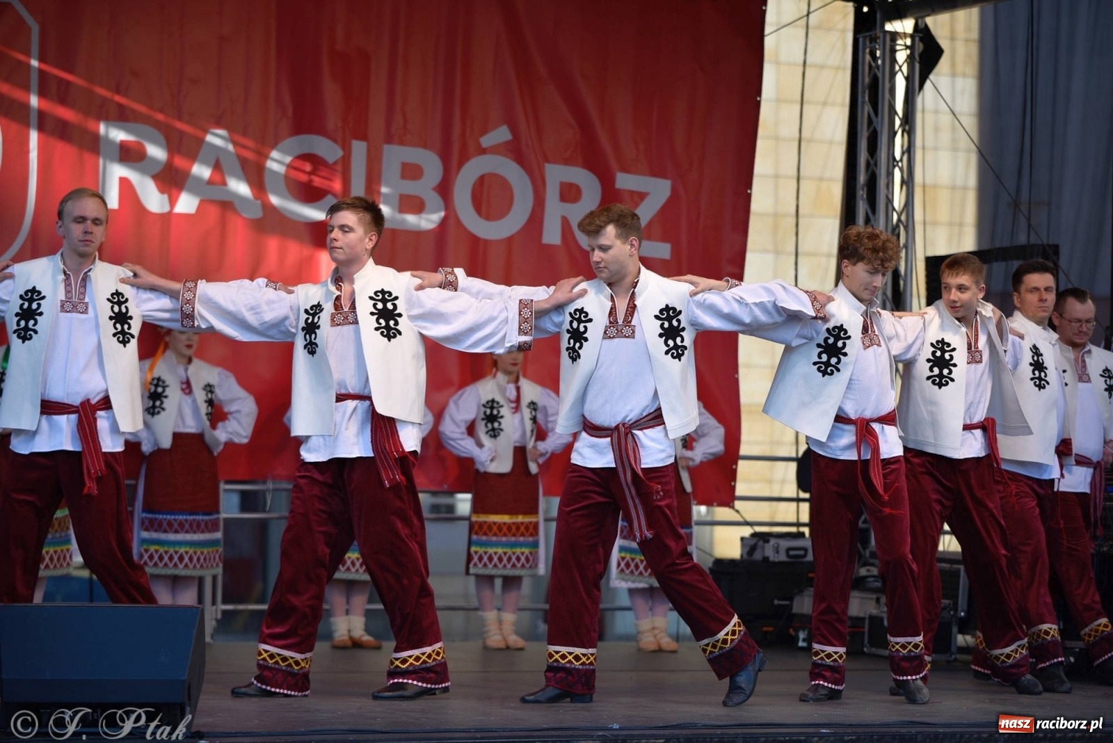 Zdjęcie w galerii na portalu naszraciborz.pl: Muzyczno-taneczne popołudnie na raciborskim Rynku wiadomości z regionu